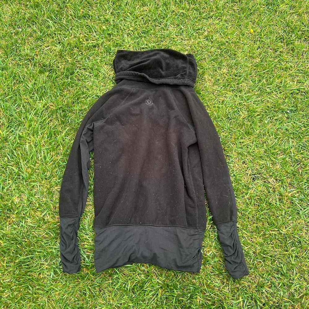 Lululemon Black turtleneck sweater workout women’s size Xl
